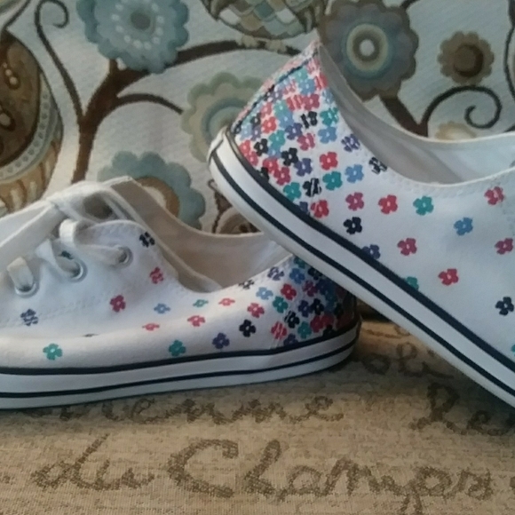 Women's Size 8. Rare Converse Low Tops - Picture 3 of 6